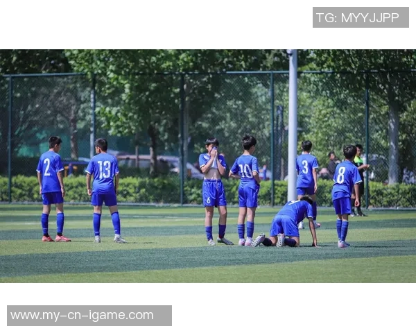 足球服23全新设计发布引领潮流运动时尚提升球场表现的最佳选择